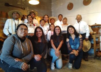 Acuden alumnas de la UAT al municipio de Ixtenco a conocer la cultura Yumhú.