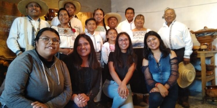 Acuden alumnas de la UAT al municipio de Ixtenco a conocer la cultura Yumhú.