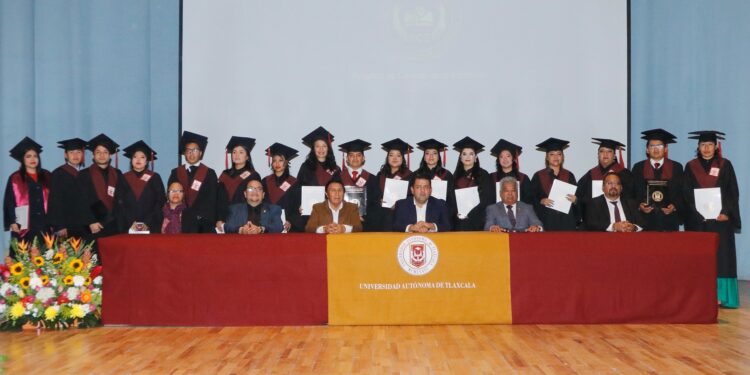 Egresan nuevos profesionistas de Ciencias de la Educación de la UATx