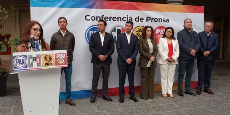 Nancy de la Sierra, Nadia Navarro y Humberto Aguilar, voceros oficiales de la alianza “Mejor rumbo para Puebla”
