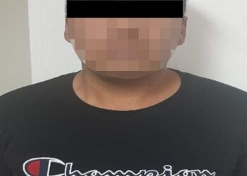 A disposición de PGJE masculino y motocicleta por robo de violencia.