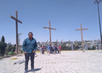 Listo Héctor para representar el papel de Jesús el próximo Viernes Santo en Tequexquitla.