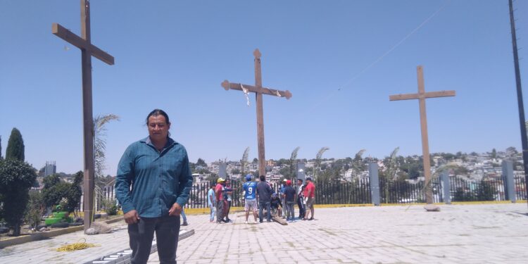 Listo Héctor para representar el papel de Jesús el próximo Viernes Santo en Tequexquitla.
