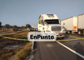 Mu3r3 hombre tras impactar su vehículo contra un trailer en Cuapiaxtla.