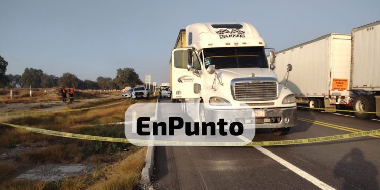 Mu3r3 hombre tras impactar su vehículo contra un trailer en Cuapiaxtla.