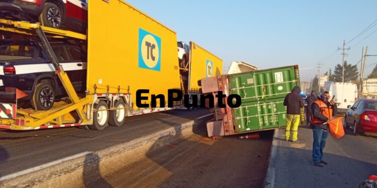 Vuelca trailer en la México- Veracruz, a la altura de la gasolinera de Xaloztoc