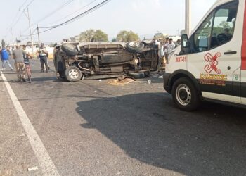 ¡De milagro! Se salvan 9 trabajadores de la construcción tras caer del puente de Xaloztoc.