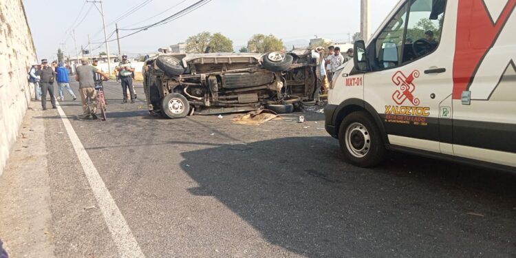 ¡De milagro! Se salvan 9 trabajadores de la construcción tras caer del puente de Xaloztoc.