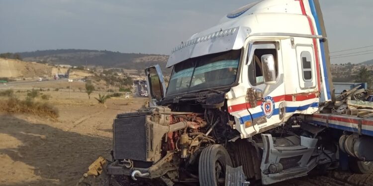 Trailer ocasiona percance vehicular en Calpulalpan.