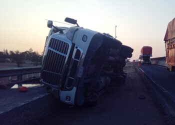 Vuelca unidad pesada en el puente de Nuevo Morelos en Huamantla.