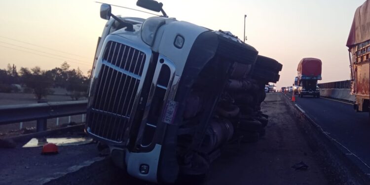 Vuelca unidad pesada en el puente de Nuevo Morelos en Huamantla.