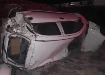 Abandonan vehículo volcado en Huamantla.