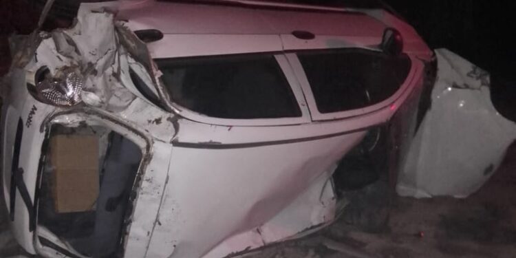 Abandonan vehículo volcado en Huamantla.