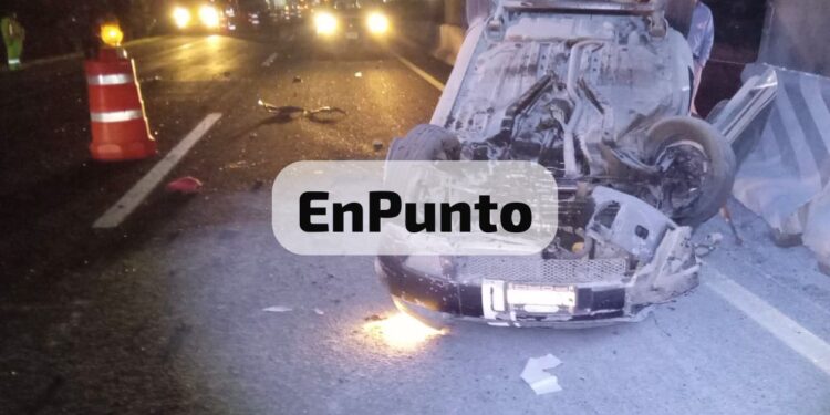 Vuelca su vehículo y se incendió en la México – Veracruz a la altura de Xaltocan.