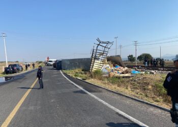 Trailer intenta ganarle el paso al tren y es embestido en Huamantla.