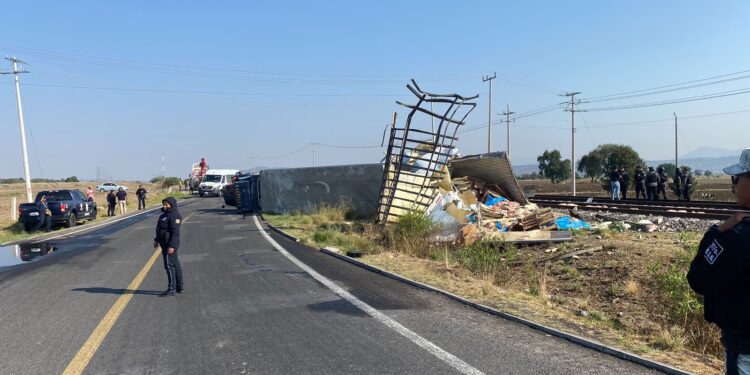 Trailer intenta ganarle el paso al tren y es embestido en Huamantla.