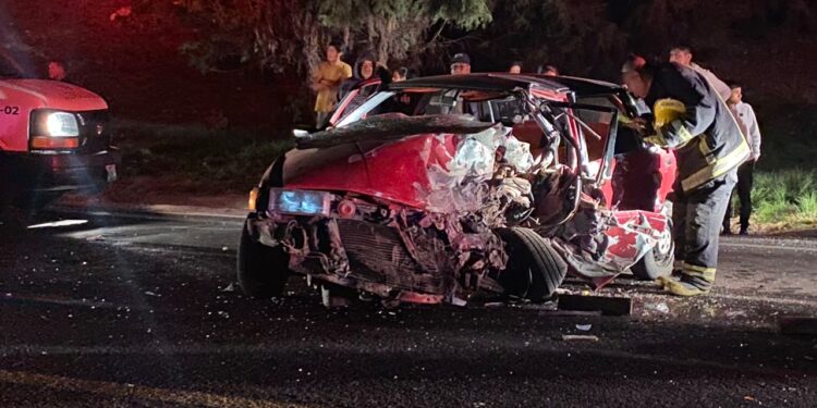 Un abuelito prensado y 4 lesionados, deja carambola en Apizaco.