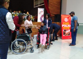 Entrega Club Rotario Fundadores de Huamantla sillas de ruedas.