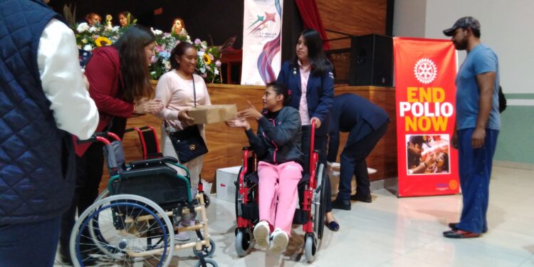 Entrega Club Rotario Fundadores de Huamantla sillas de ruedas.