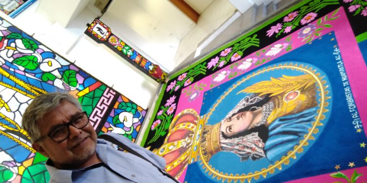 Elabora Alfombra Asociación de Alfombrista de Huamantla en Museo de la Fe.