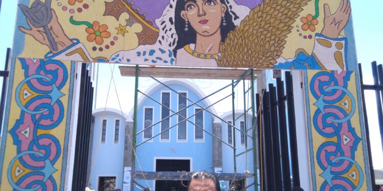 Participa Arte Mágico de Huamantla en la colocación de la Portada Central en la Basílica de la Caridad.