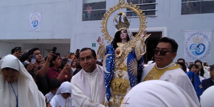 Realizan en Huamantla cambio de Vestido a Nuestra Señora de la Caridad.