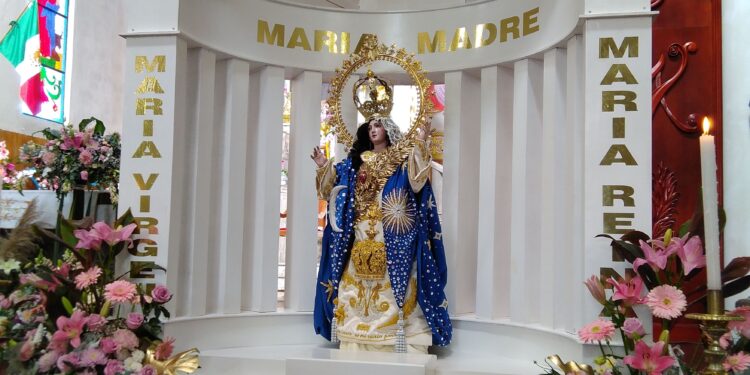 Dona Carlos Rivera Vestido de la Virgen de la Caridad como agradecimiento de 20 años de su carrera artística.