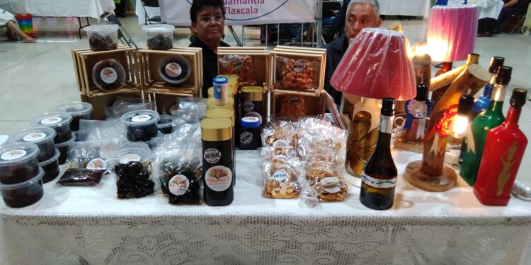 Comparten emprendedores y artesanos su participación en Feria de Emprendimientos 2024 “Yo También Emprendo”.