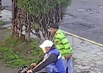 Exhiben a sujeto por abandonar a cachorros en la vía pública en Tetla.