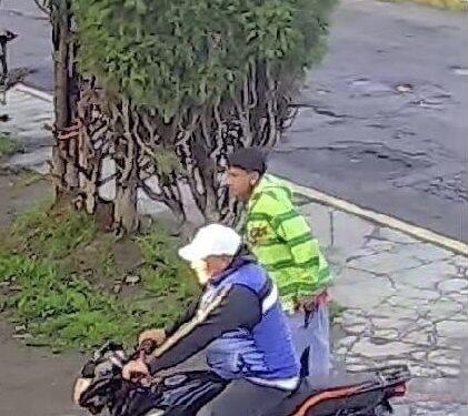 Exhiben a sujeto por abandonar a cachorros en la vía pública en Tetla.