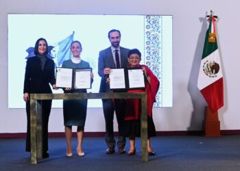 Presidenta Claudia Sheinbaum firma decreto que devuelve CFE y PEMEX al pueblo de México