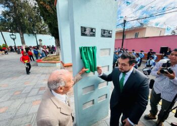 Develan placa a José Hernández Castillo en el Jardín de las Mujeres y Hombres Ilustres.