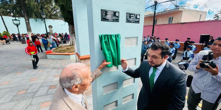 Develan placa a José Hernández Castillo en el Jardín de las Mujeres y Hombres Ilustres.