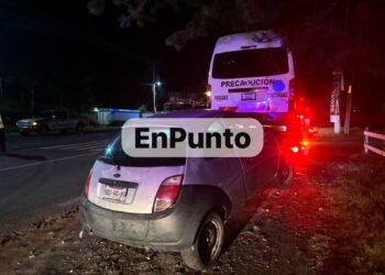 Ford Ka impacta contra una colectiva y una pipa de gasolina en Huamantla.