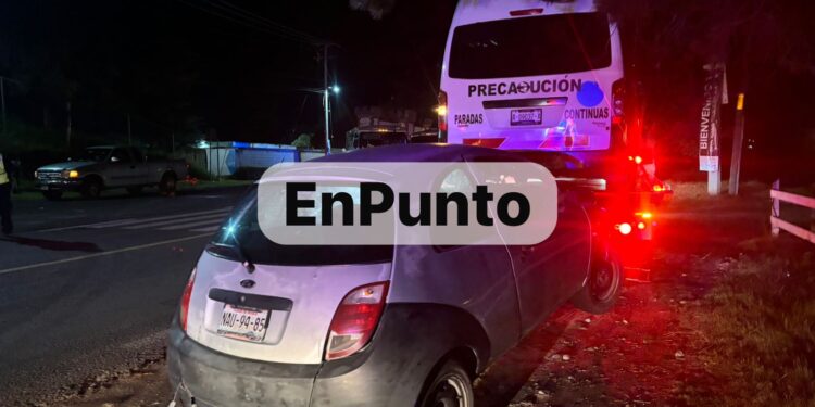 Ford Ka impacta contra una colectiva y una pipa de gasolina en Huamantla.