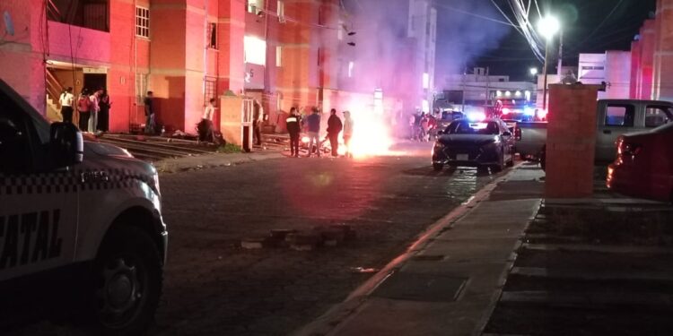 Vecinos localizan artículos “robados” en un departamento y les prenden fuego en Huamantla.