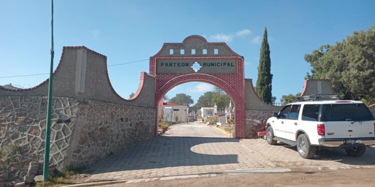 Se registra en Tequexquitla poca afluencia de visitantes a los cementerios hoy 1 de noviembre.