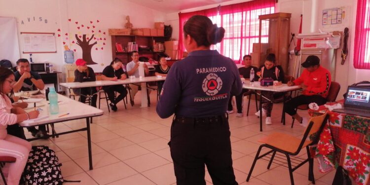 Brinda Dirección de Protección Civil de El Carmen Tequexquitla capacitación de Primeros Auxilios en instituciones educativas.