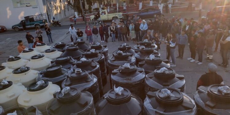 Realizan entrega de Tinacos a bajo costo en Barrio de Santa Anita en Huamantla.