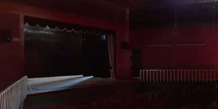 Rescatan y fortalecen el Teatro Eva Sámano de López Mateos en Huamantla.