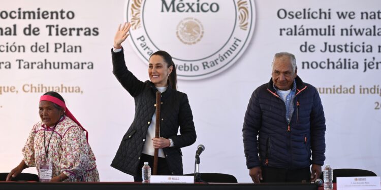 PRESIDENTA CLAUDIA SHEINBAUM RECONOCE Y RESTITUYE TIERRAS A COMUNIDADES RARÁMURIS DE LA SIERRA TARAHUMARA EN CHIHUAHUA