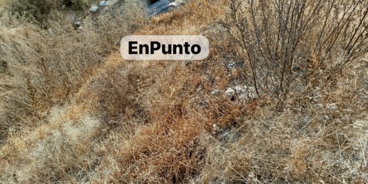 Vuelcan dos vehículos en la conocida “curva de la muerte” en Atltzayanca.