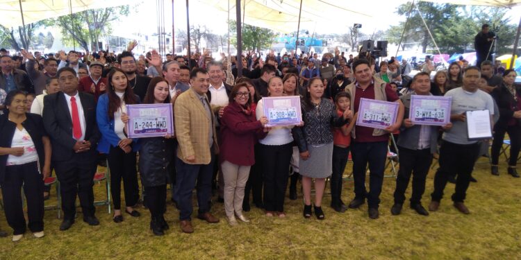 Se lleva a cabo en Zitlaltepec la Erradicación de Mototaxis y la Entrega de Concesiones de Taxi.