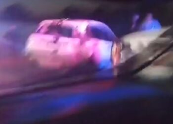 Vuelca tráiler y vehículo en Cuapiaxtla.