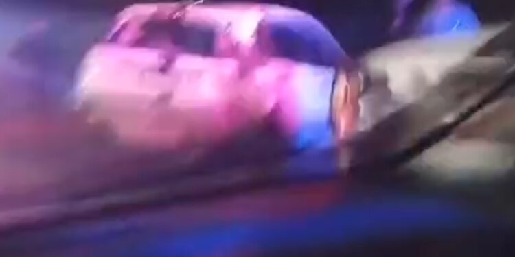 Vuelca tráiler y vehículo en Cuapiaxtla.