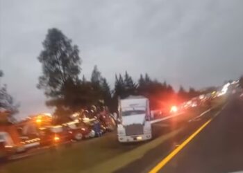 Vuelca pipa que transportaba leche en el libramiento Apizaco – Huamantla.