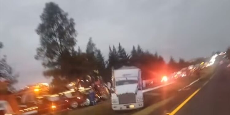 Vuelca pipa que transportaba leche en el libramiento Apizaco – Huamantla.