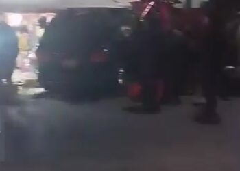 Choca camioneta contra puesto de temporada en Huamantla.