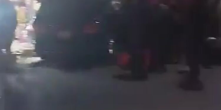 Choca camioneta contra puesto de temporada en Huamantla.