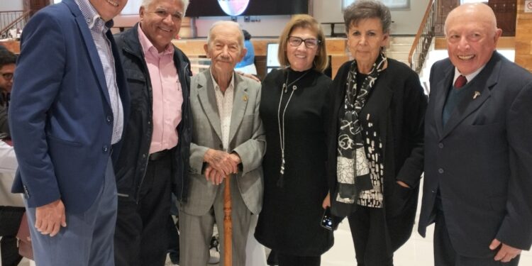 Don Cheche celebra sus 98 años de vida y alegocia